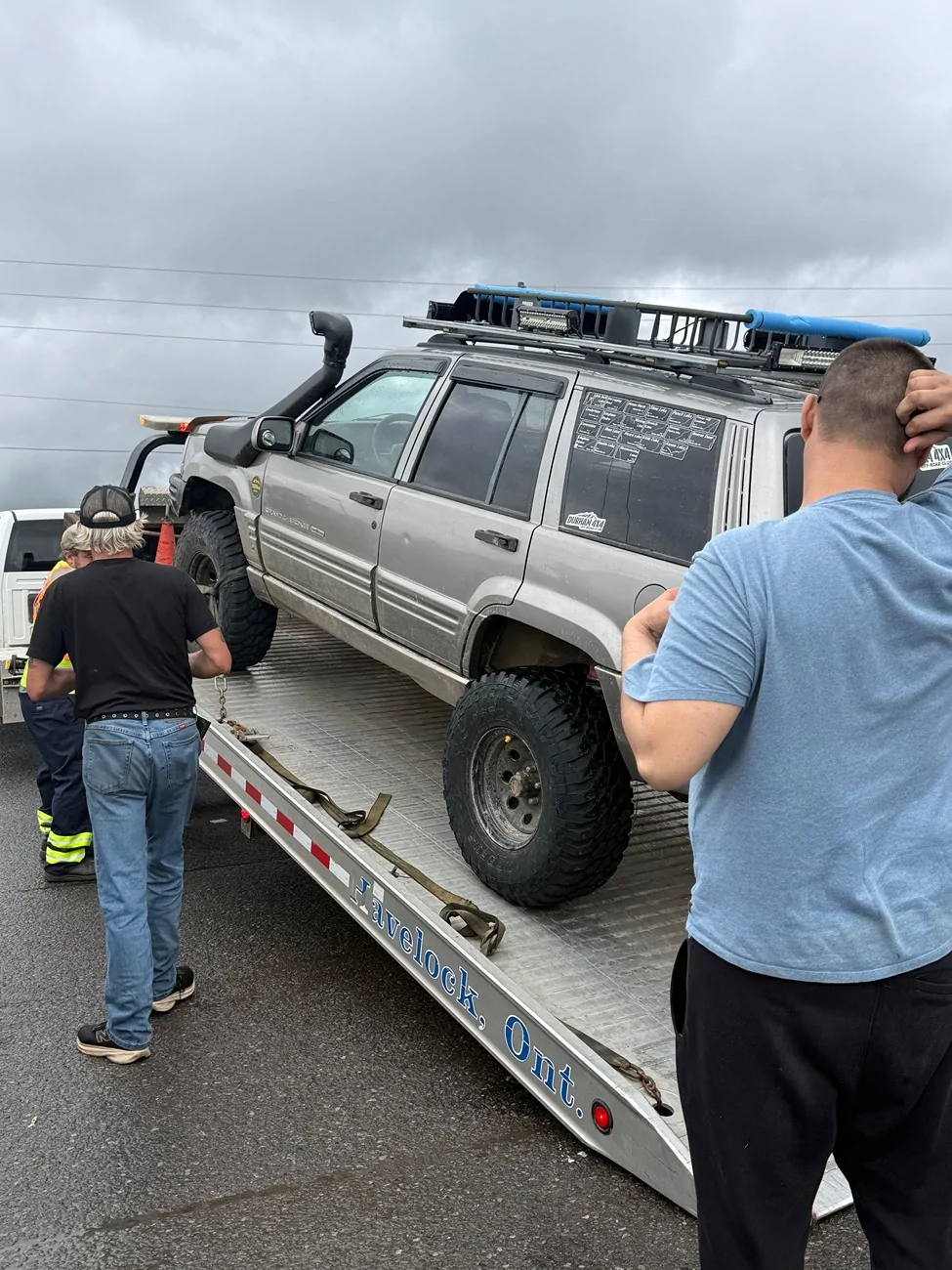 Jeep Gladiator Rescuing a ZJ on a trail called Shit Show IMG_1396