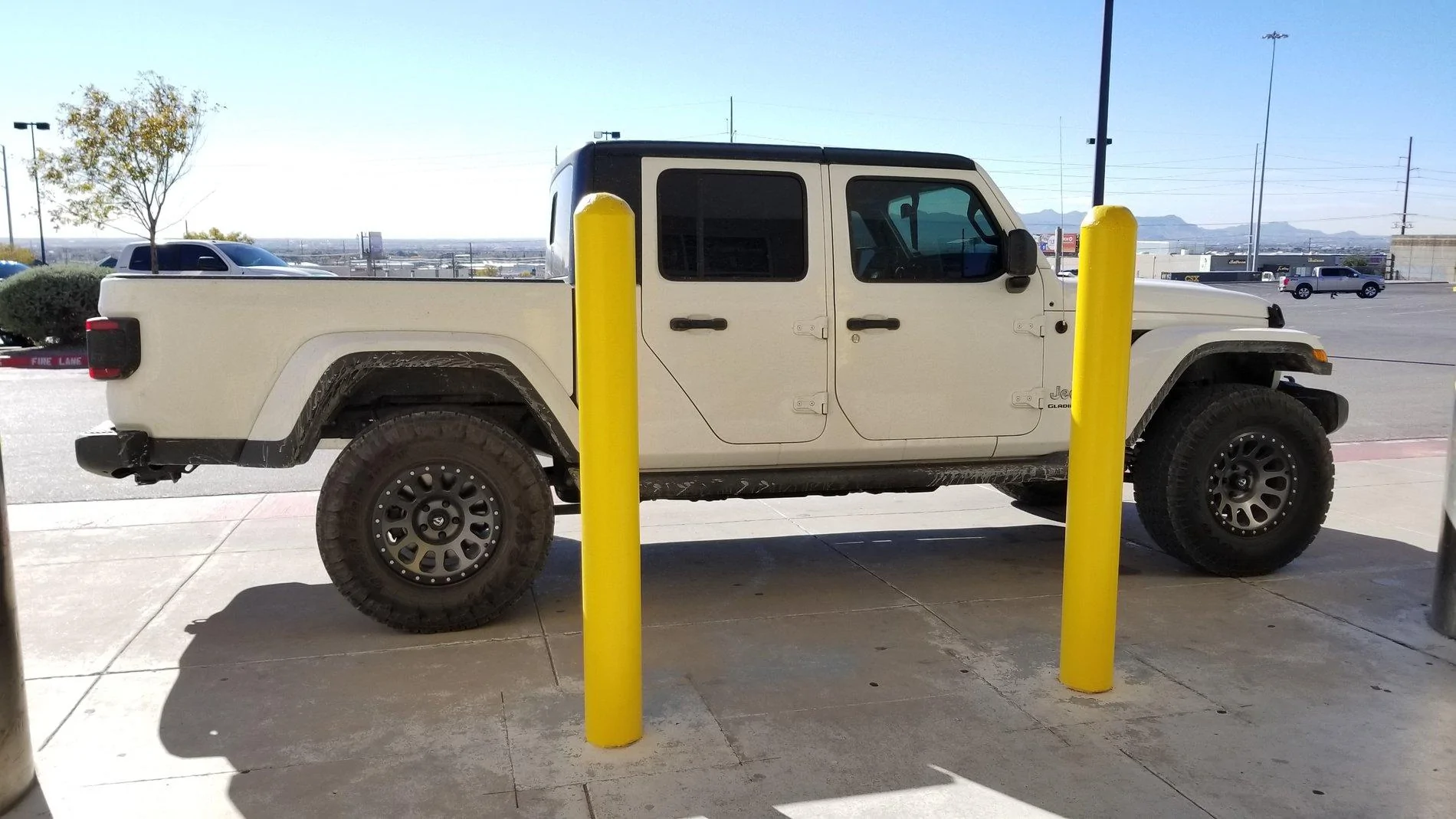 Jeep Gladiator Body color fenders available for Sport! 20191202_132349