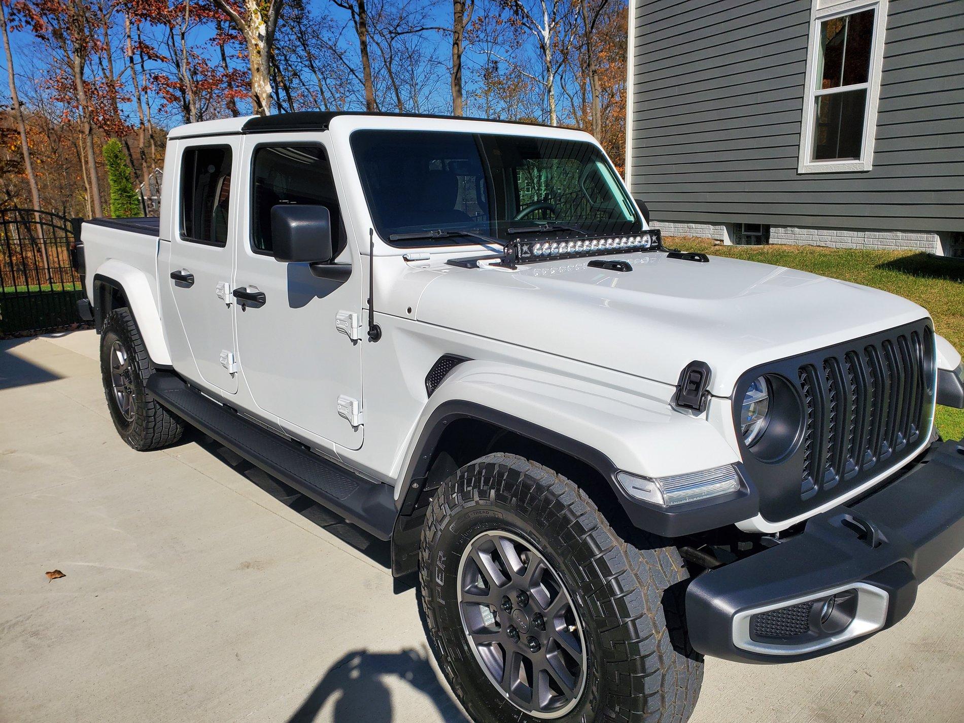 Jeep Gladiator Roof/windshield light bars 20191028_141319