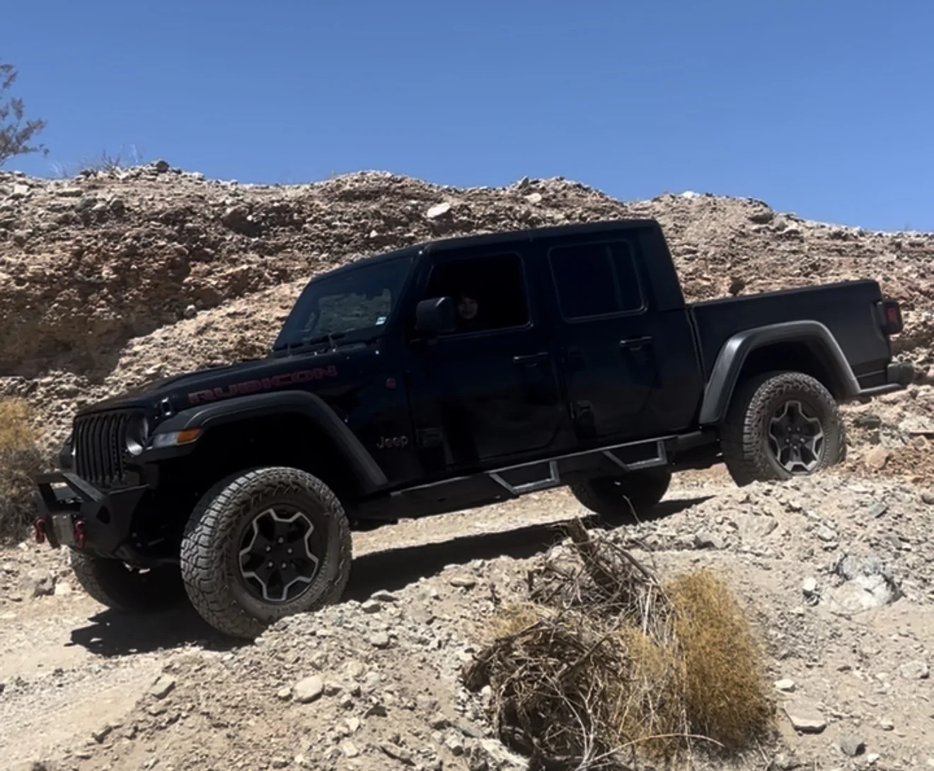 Jeep Gladiator Side steps on rock rails IMG_1454