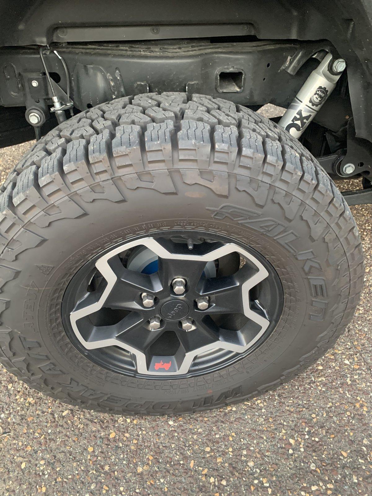 Jeep Gladiator Rubicon black takeoff wheels perfect condition 6FFDA845-69F1-4C80-B33F-EDD7A0B97B2F