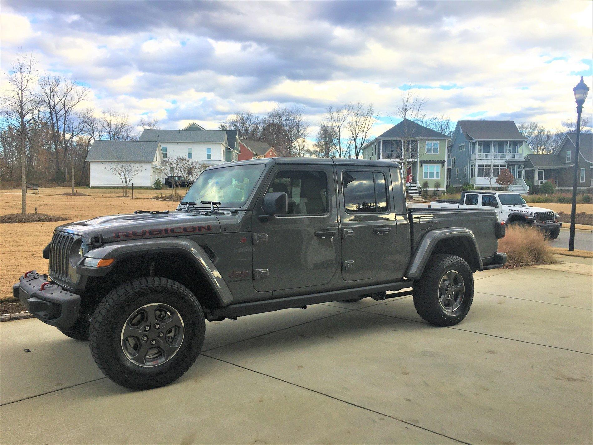 Jeep Gladiator Jeeps Parking Next To Jeeps 191202 - S24