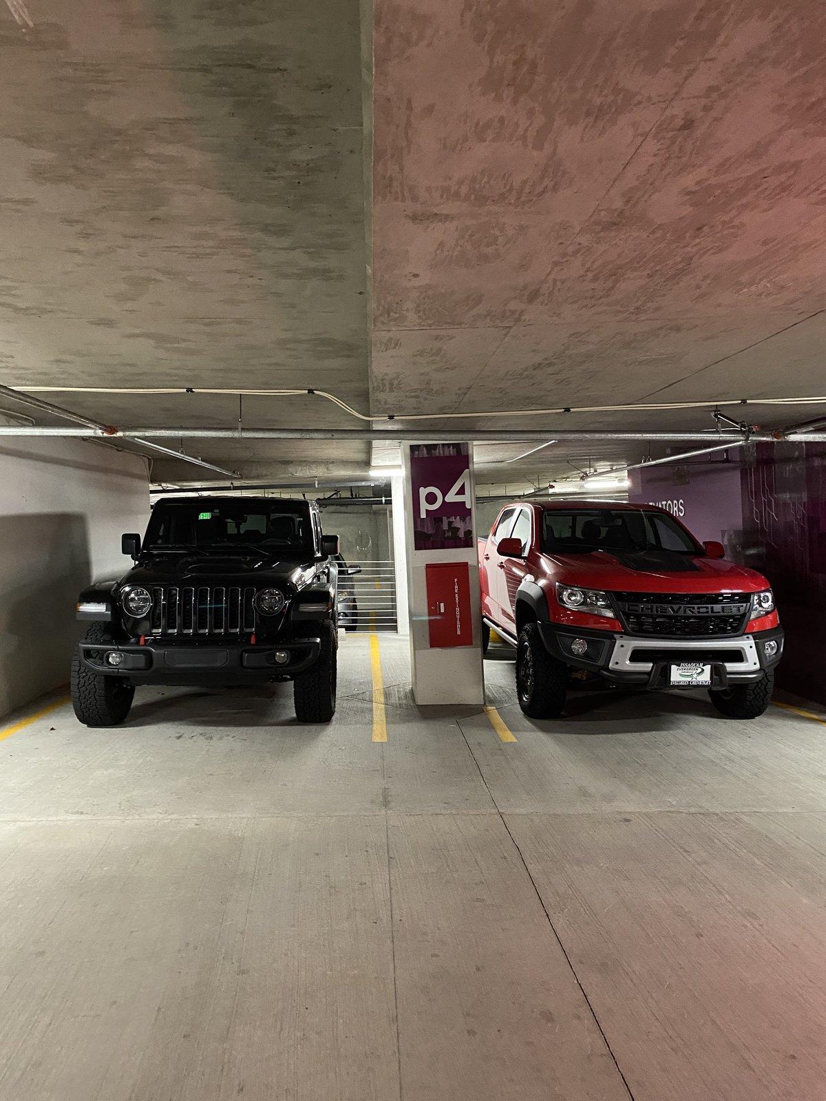 Jeep Gladiator BLACK Gladiator JT Club Pl0y5cT1RAyKpD5S8VDwIA