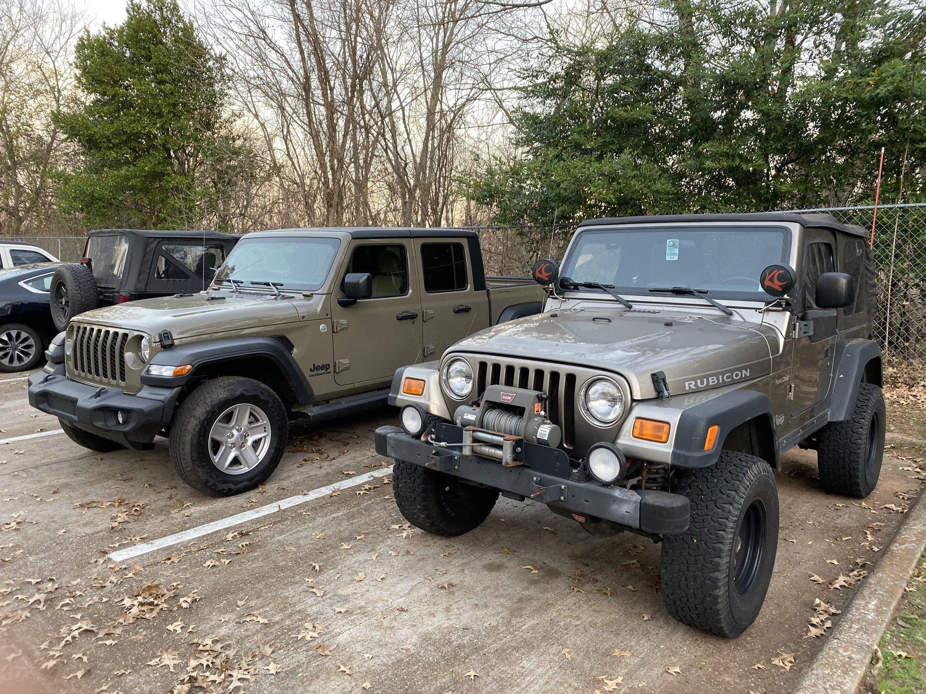 Jeep Gladiator Jeeps Parking Next To Jeeps B79F200E-FFEC-4E3A-8409-4F40E520F82F