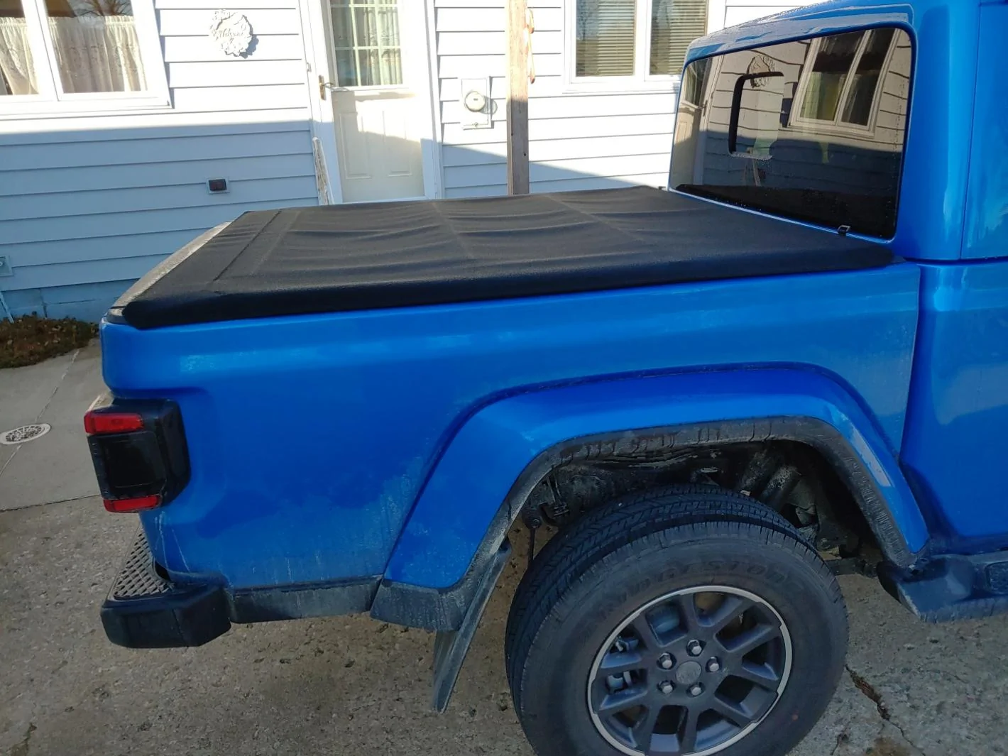 Jeep Gladiator Anybody had the horrible roll up bed cover replaced? cover-right