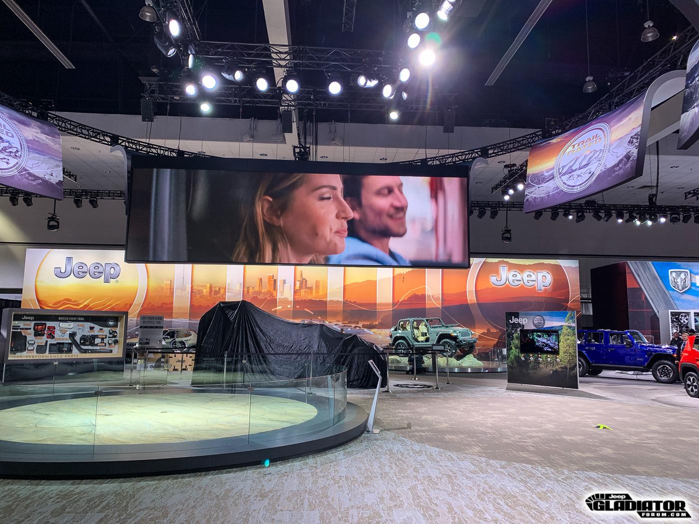 Jeep Gladiator JGF Live Coverage: 2020 Jeep Gladiator Debut from the LA Auto Show! 2019-Jeep-Gladiator-JT-Pickup-Debut-LA-Auto-Show-1