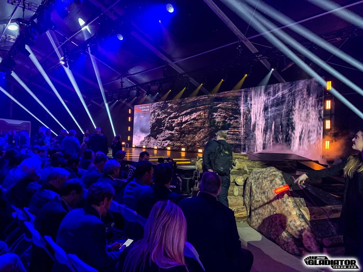 Jeep Gladiator JGF Live Coverage: 2020 Jeep Gladiator Debut from the LA Auto Show! 2019-Jeep-Gladiator-JT-Pickup-Reveal-LA-Auto-Show-1