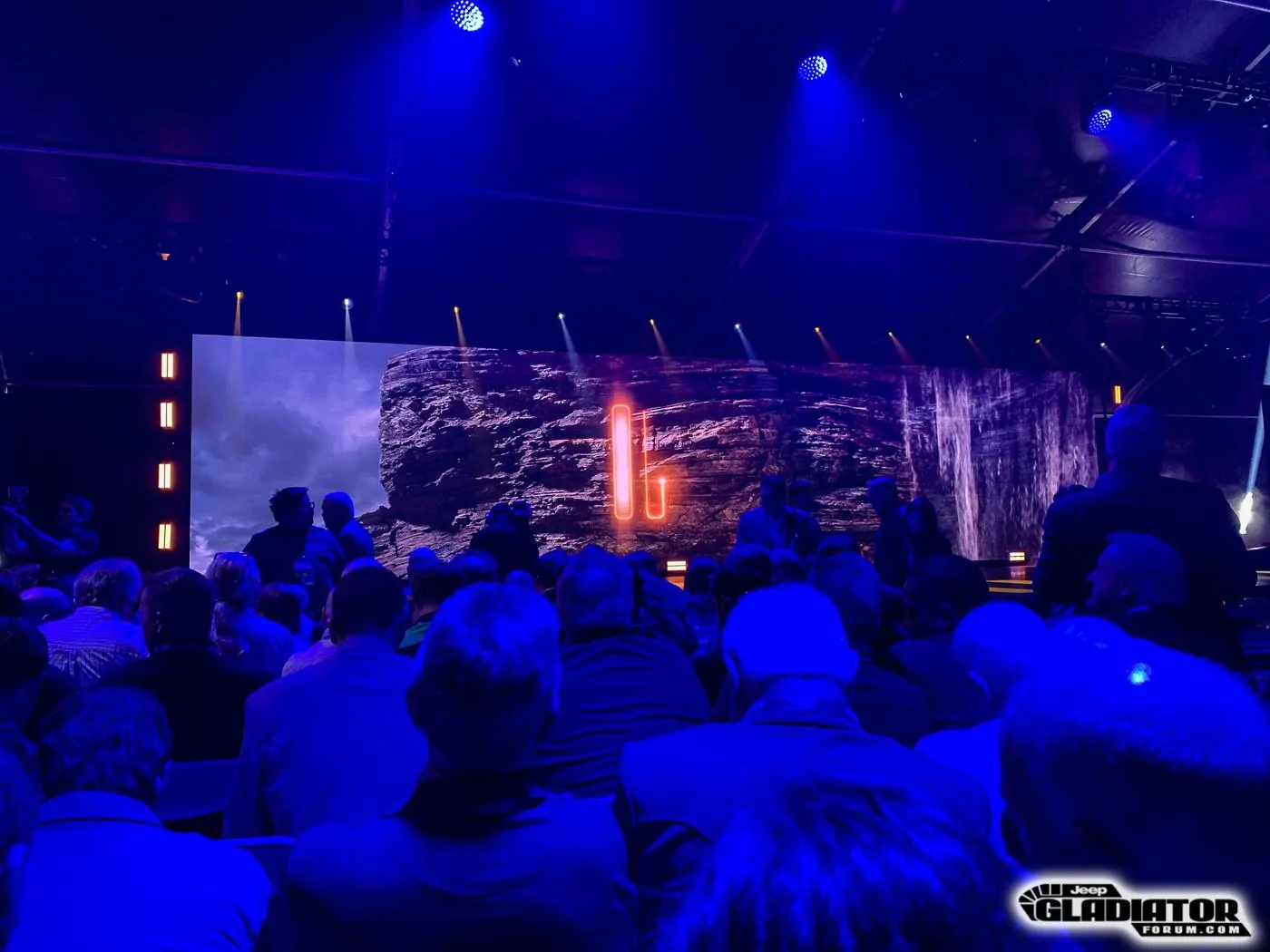 Jeep Gladiator JGF Live Coverage: 2020 Jeep Gladiator Debut from the LA Auto Show! 2020-Jeep-Gladiator-JT-Pickup-Reveal-LA-Auto-Show-1