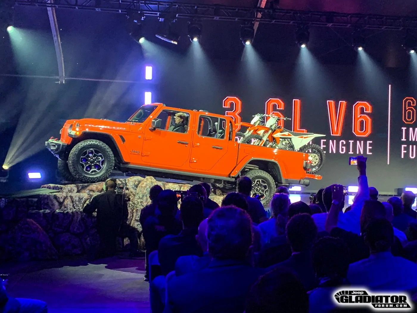 Jeep Gladiator JGF Live Coverage: 2020 Jeep Gladiator Debut from the LA Auto Show! 2020-Jeep-Gladiator-JT-Pickup-Revealed-LA-Auto-Show-7