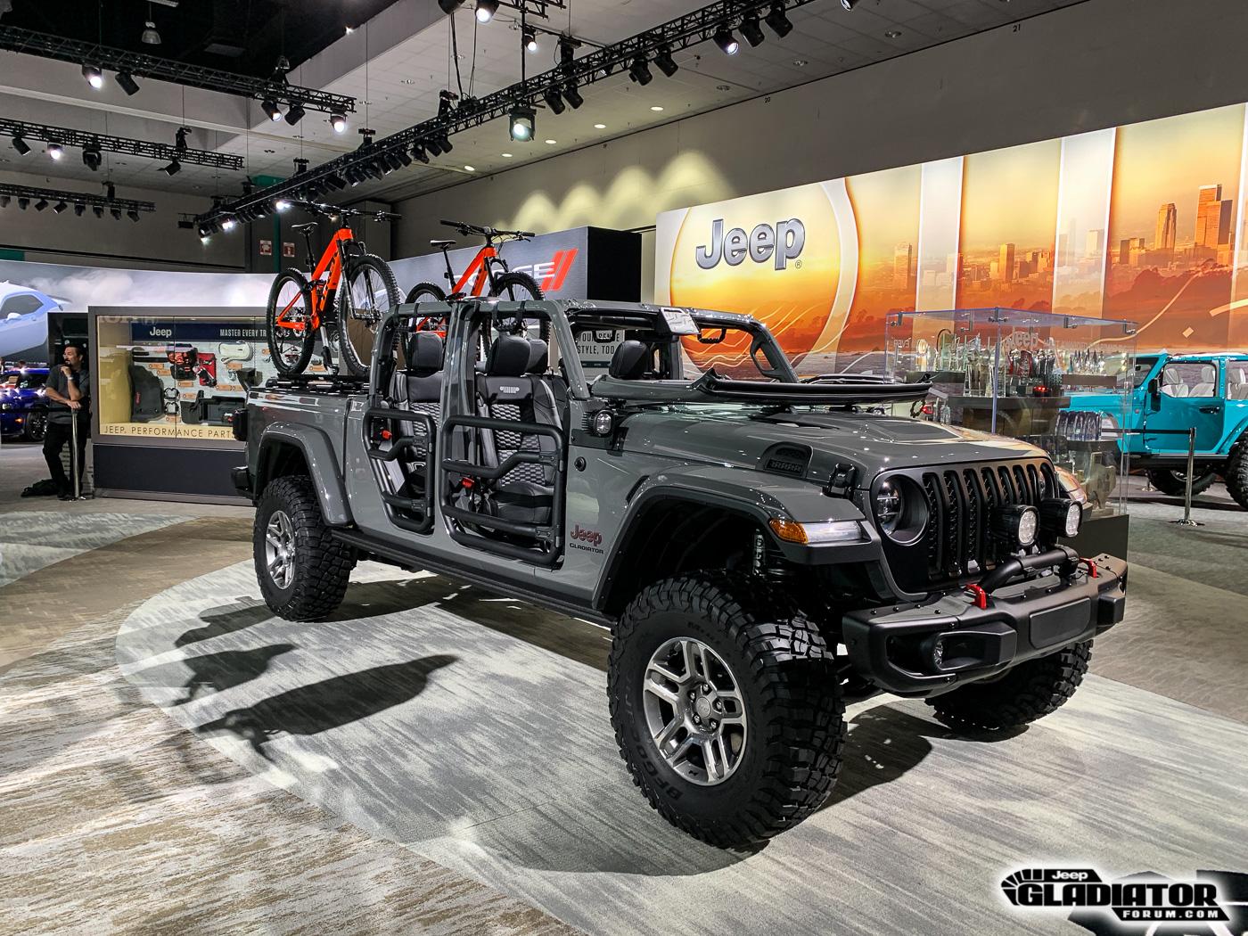 Jeep Gladiator Mopar Accessorized 2020 Jeep Gladiator (in Sting Gray) 2020-Jeep-Gladiator-JT-Pickup-Mopar-Accessories-LA-Auto-Show-4