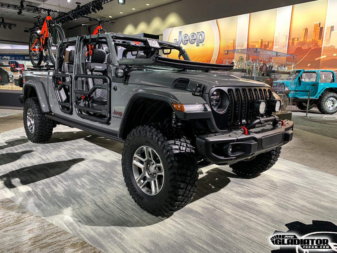 Jeep Gladiator Mopar Accessorized 2020 Jeep Gladiator (in Sting Gray) 2020-Jeep-Gladiator-JT-Pickup-Mopar-Accessories-LA-Auto-Show-5