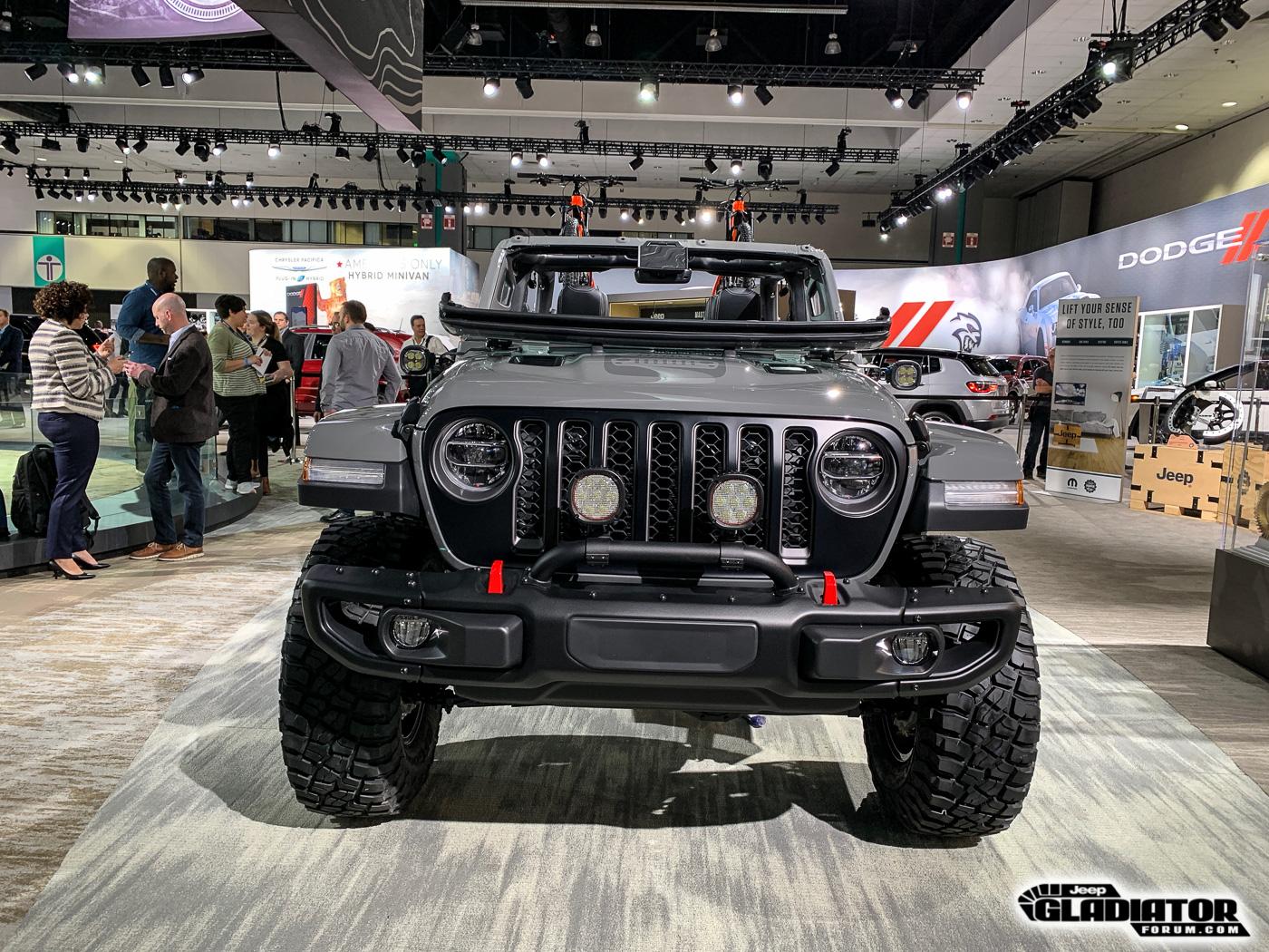 Jeep Gladiator Mopar Accessorized 2020 Jeep Gladiator (in Sting Gray) 2020-Jeep-Gladiator-JT-Pickup-Mopar-Accessories-LA-Auto-Show-11