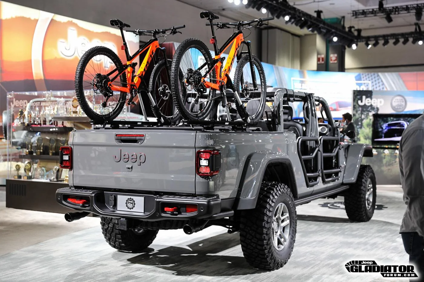 Jeep Gladiator Mopar Accessorized 2020 Jeep Gladiator (in Sting Gray) 2020-Jeep-Gladiator-JT-Pickup-Truck-Mopar-Accessories-LA-Auto-Show-17