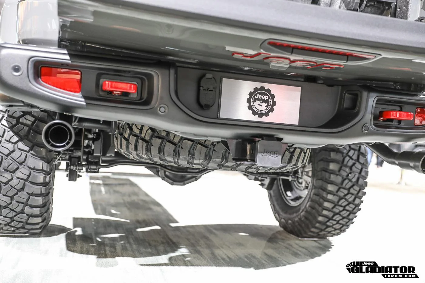 Jeep Gladiator Mopar Accessorized 2020 Jeep Gladiator (in Sting Gray) 2020-Jeep-Gladiator-JT-Pickup-Truck-Mopar-Accessories-LA-Auto-Show-30