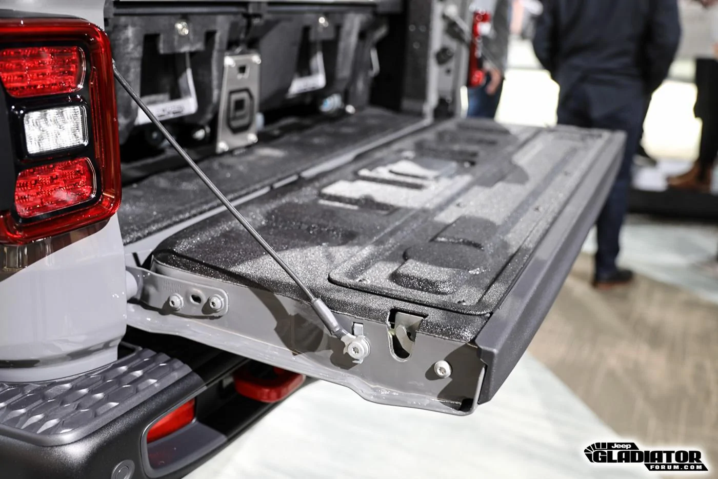 Jeep Gladiator Mopar Accessorized 2020 Jeep Gladiator (in Sting Gray) 2020-Jeep-Gladiator-JT-Pickup-Truck-Mopar-Accessories-LA-Auto-Show-37