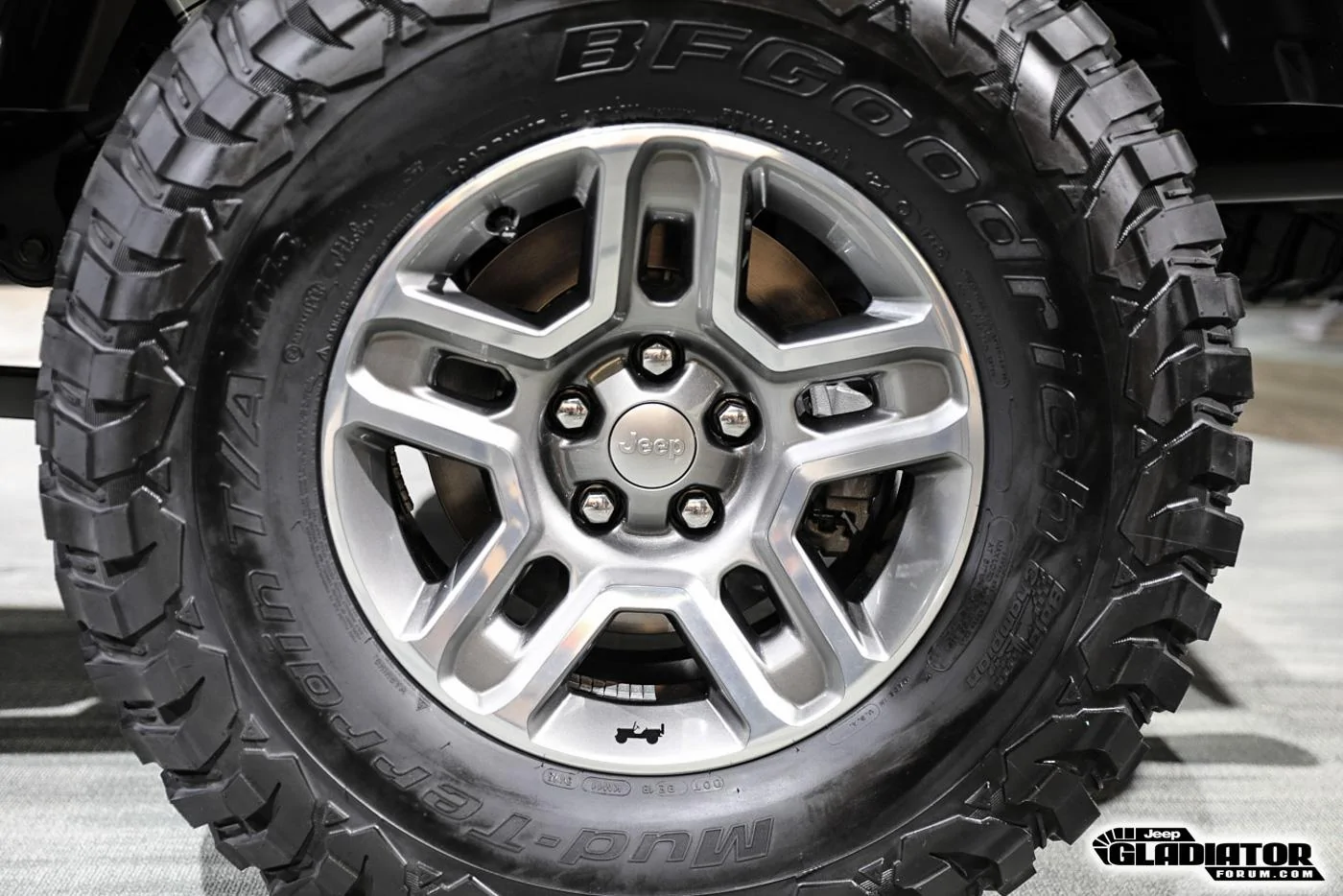 Jeep Gladiator Mopar Accessorized 2020 Jeep Gladiator (in Sting Gray) 2020-Jeep-Gladiator-JT-Pickup-Truck-Mopar-Accessories-LA-Auto-Show-41