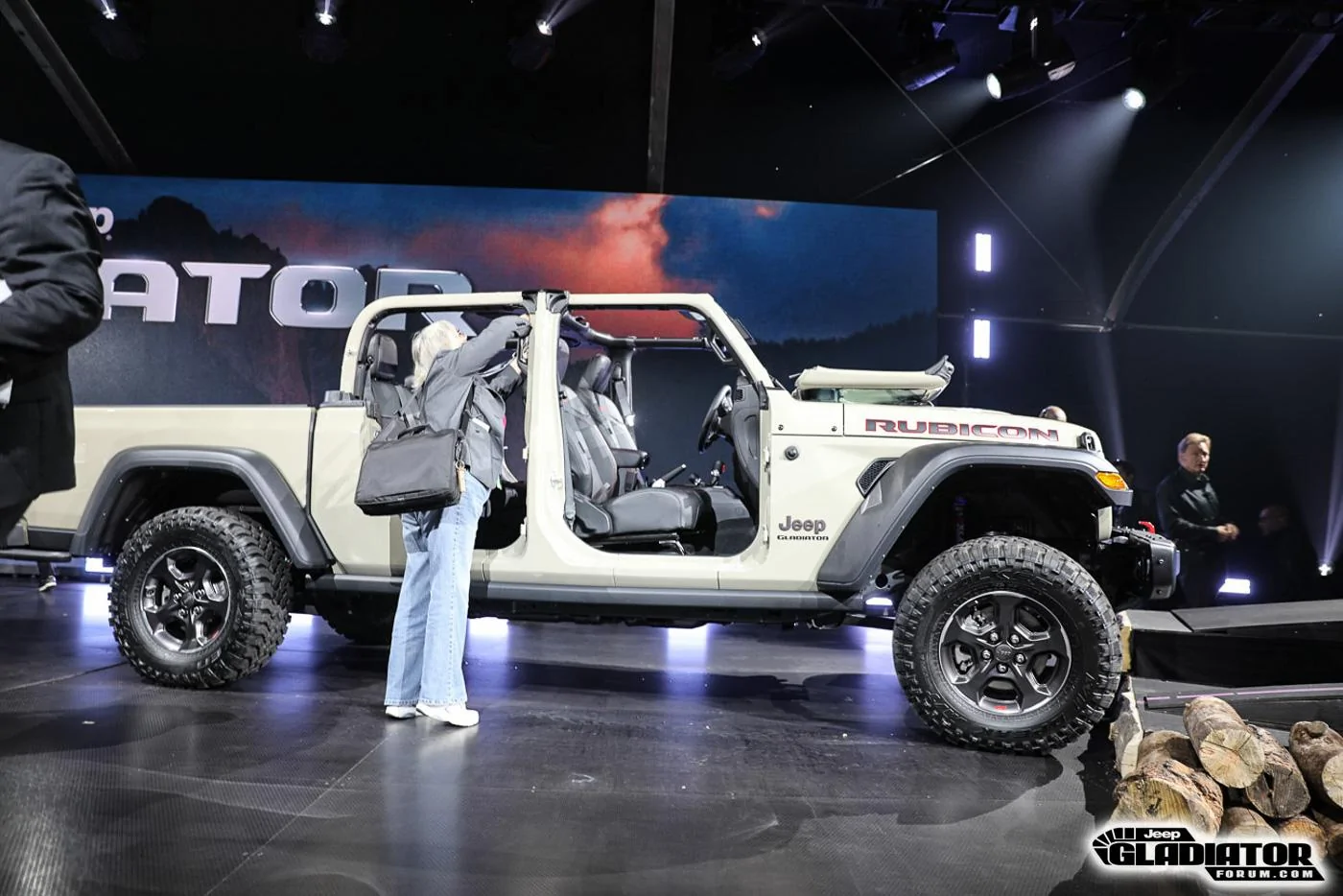 Jeep Gladiator JGF Live Coverage: 2020 Jeep Gladiator Debut from the LA Auto Show! 2020-Jeep-Gladiator-JT-Pickup-Truck-Mopar-Accessories-LA-Auto-Show-11