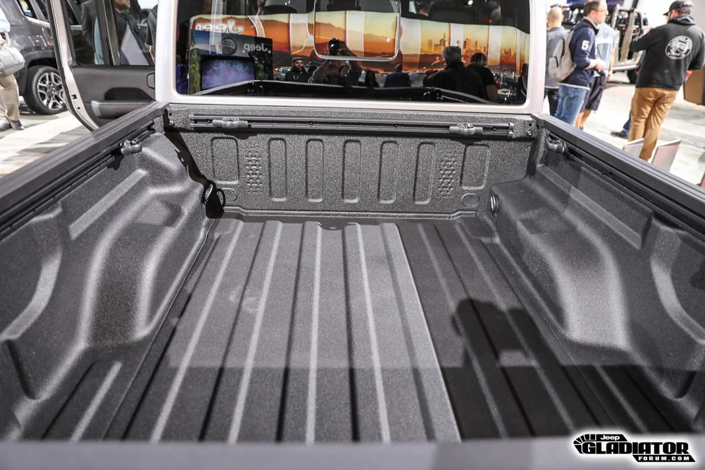 Jeep Gladiator JGF Live Coverage: 2020 Jeep Gladiator Debut from the LA Auto Show! 2020-Jeep-Gladiator-JT-Pickup-Truck-LA-Auto-Show-6