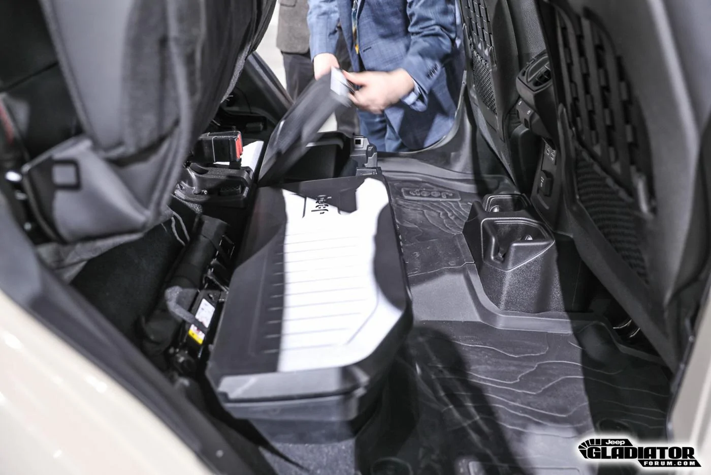 Jeep Gladiator JGF Live Coverage: 2020 Jeep Gladiator Debut from the LA Auto Show! 2020-Jeep-Gladiator-JT-Pickup-Truck-LA-Auto-Show-50