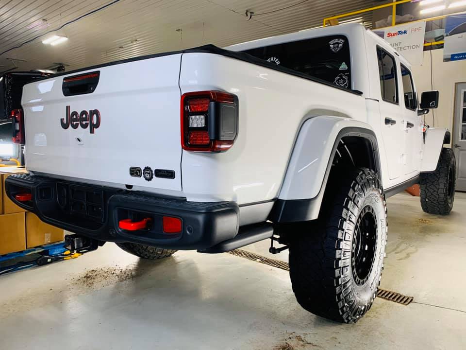 Jeep Gladiator BRIGHT WHITE Gladiator JT Club 77360783_280153532936711_7628929328738205696_n