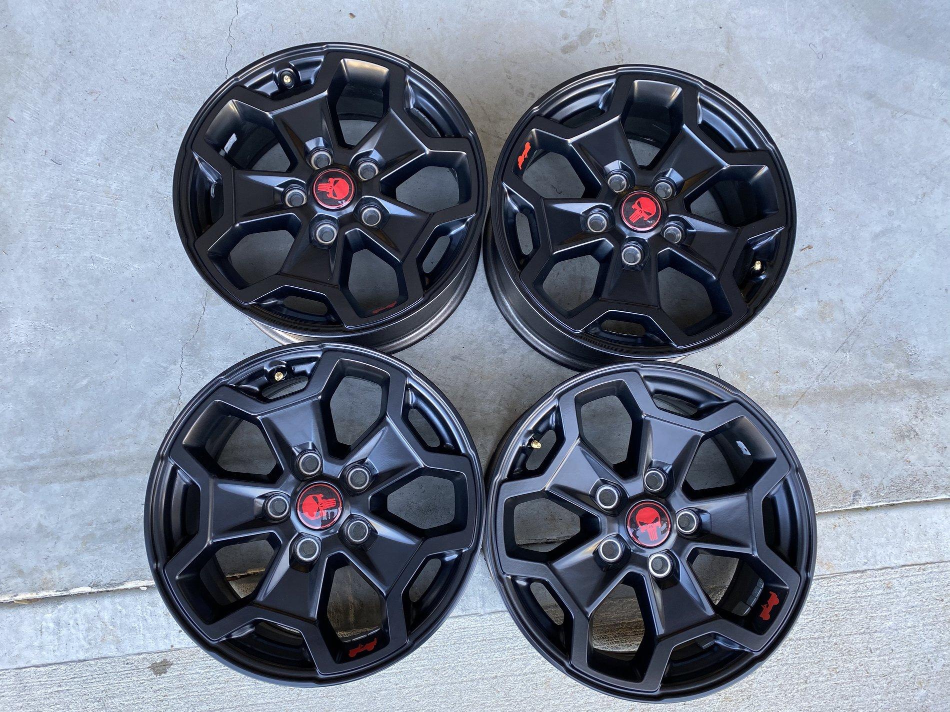 Jeep Gladiator Set of 4 OEM Launch Edition wheels with TPMS sensors and lug nuts 8601AAB3-7A4C-48FE-9324-D2CD954967D3