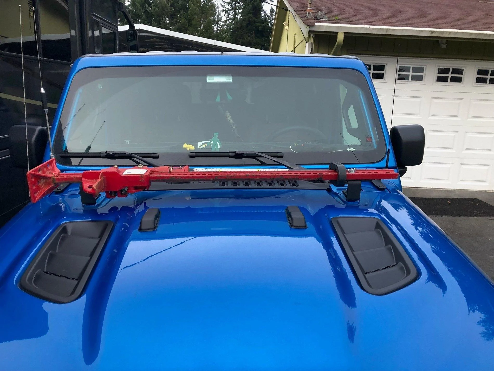 Jeep Gladiator Mounting hi-lift jack on the hood vs truck bed jack mount front