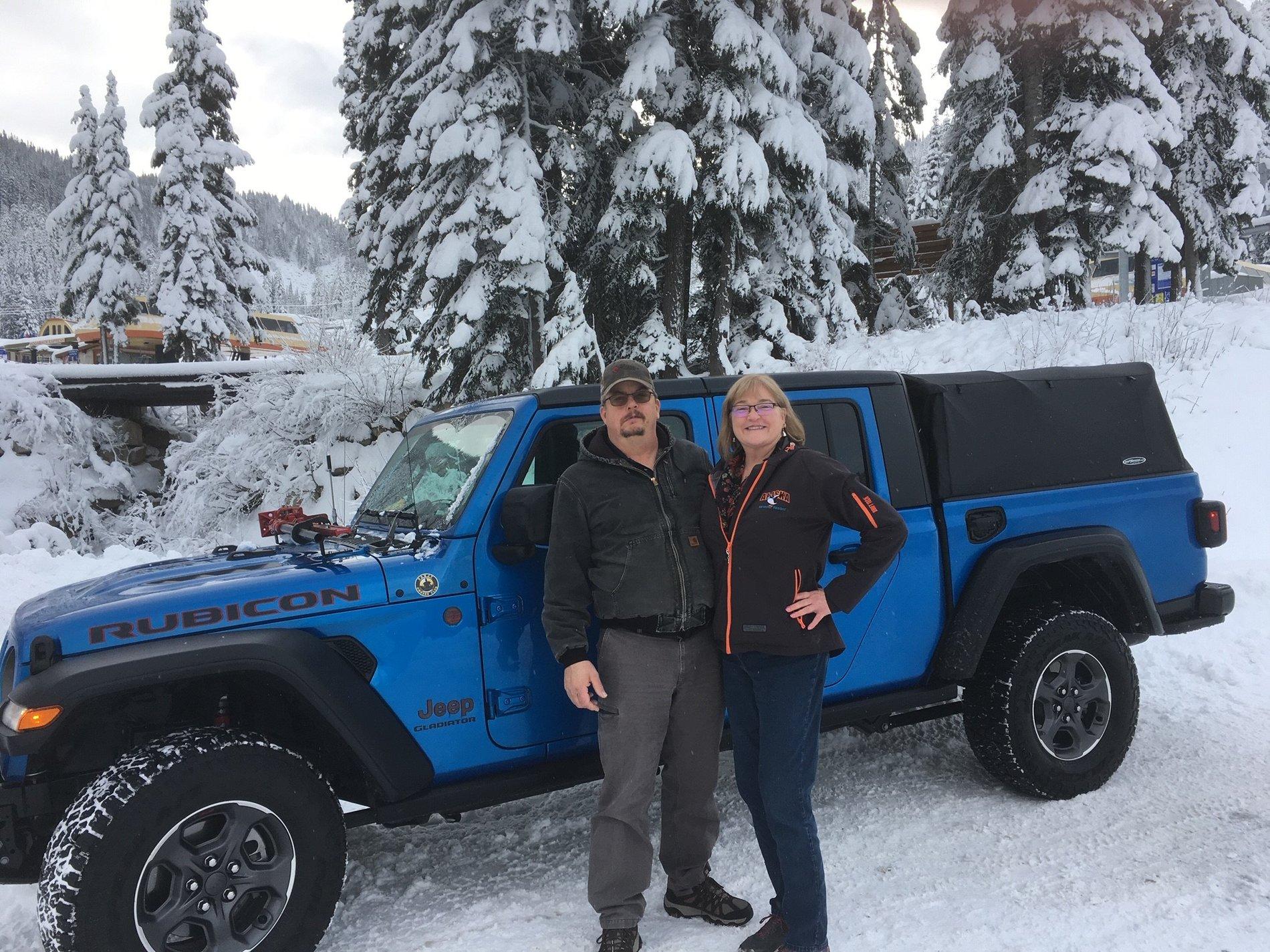 Jeep Gladiator Playing in the snow Levenworth tri