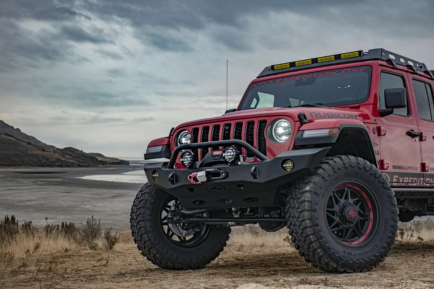 Jeep Gladiator Gauging popular style for two bumper variants VU9h84m