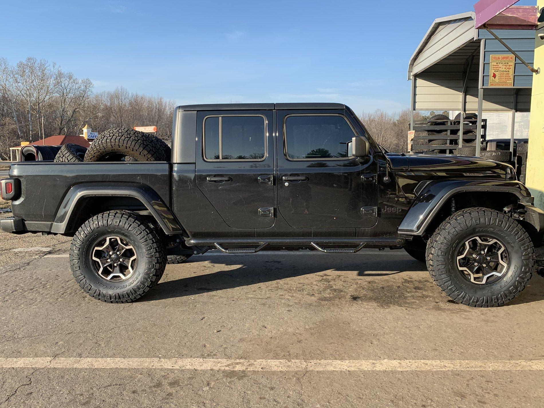 Jeep Gladiator WTS body color matched Black Overland fender flares 423DD51F-02B2-4056-AD25-BA0CE48BC704