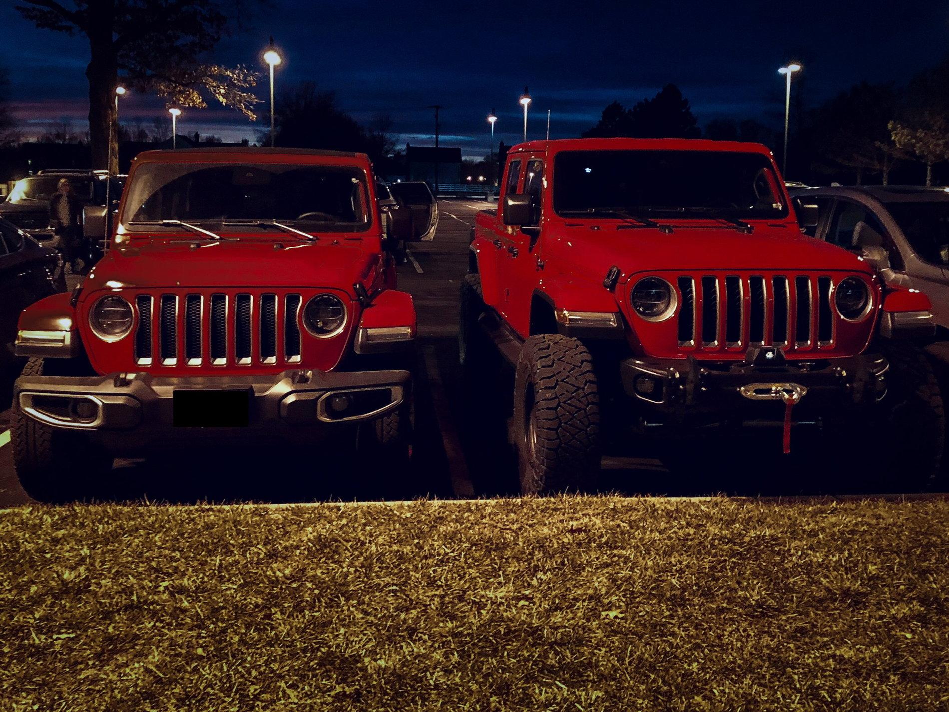 Jeep Gladiator Jeeps Parking Next To Jeeps 211112EE-6A39-4372-AA57-803FB0A82FBE