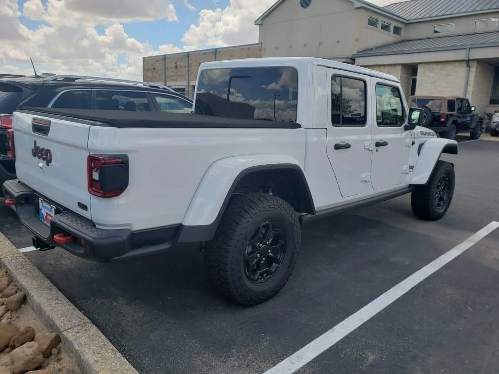 Jeep Gladiator Anybody had the horrible roll up bed cover replaced? 70033632_10215579945395898_1755388893772906496_o