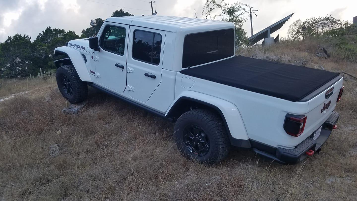 Jeep Gladiator Anybody had the horrible roll up bed cover replaced? 70634513_10215642023587814_2100257562002718720_o