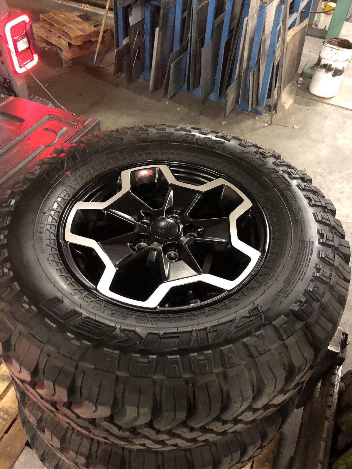 Jeep Gladiator 5 Rubicon MT tires on the upgraded wheels E22075DA-BCB6-485F-8ED5-98E04C831B62