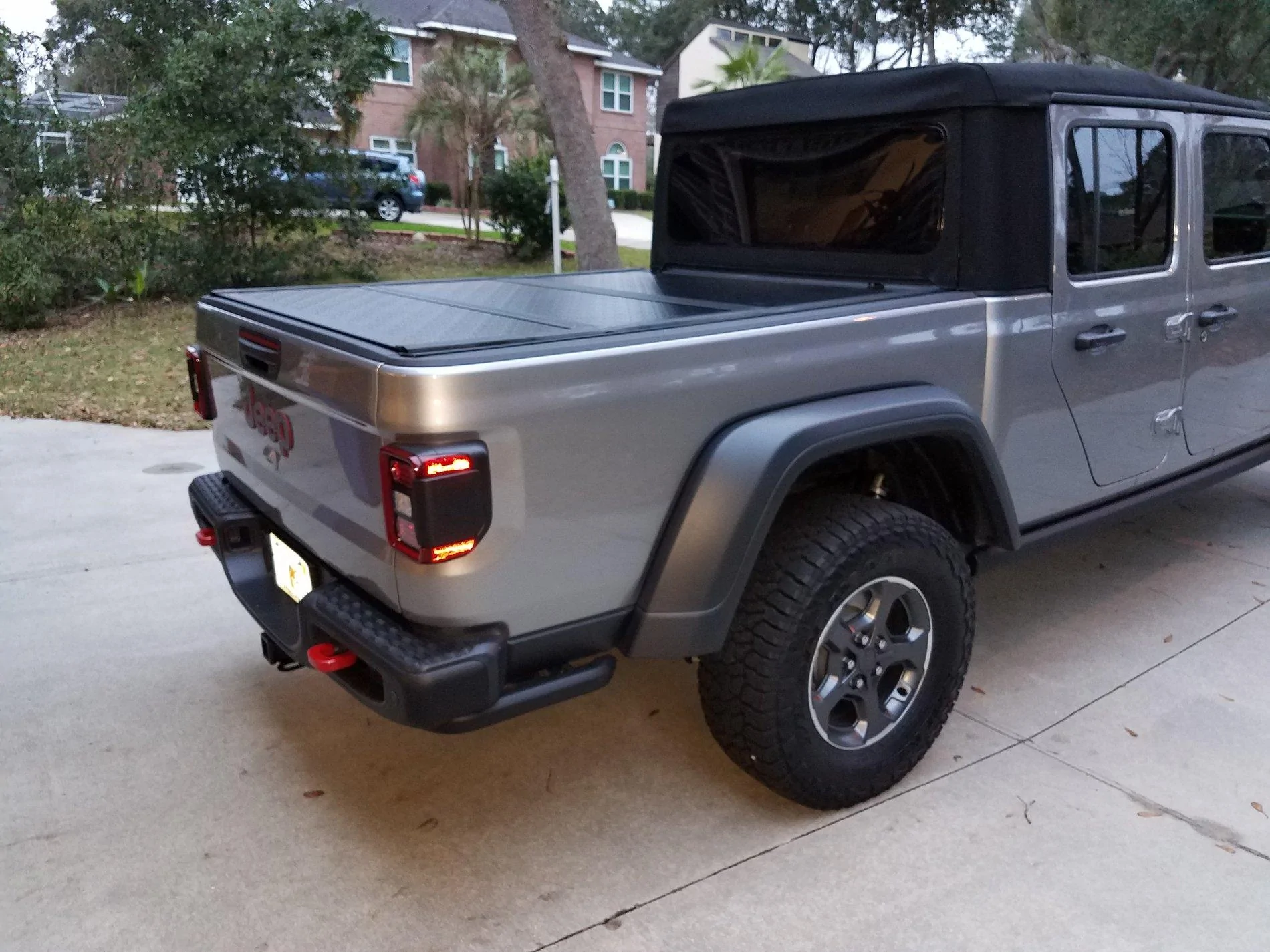 Jeep Gladiator Mopar vs Rough Country Hard Tri-fold Tonneau 20191228_163003