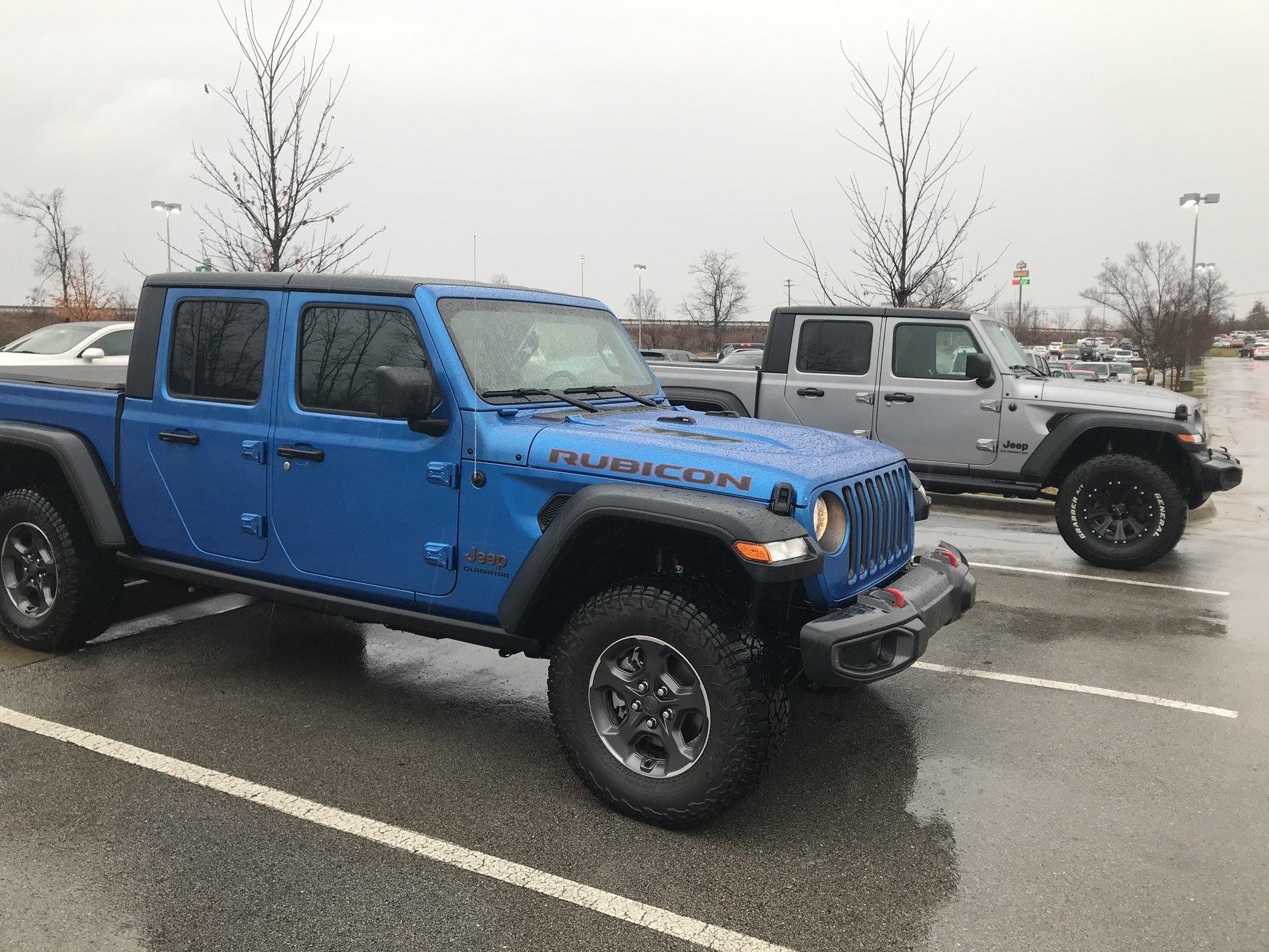 Jeep Gladiator Jeeps Parking Next To Jeeps FB2159DF-6523-4DCA-B803-4A26982F9AEF