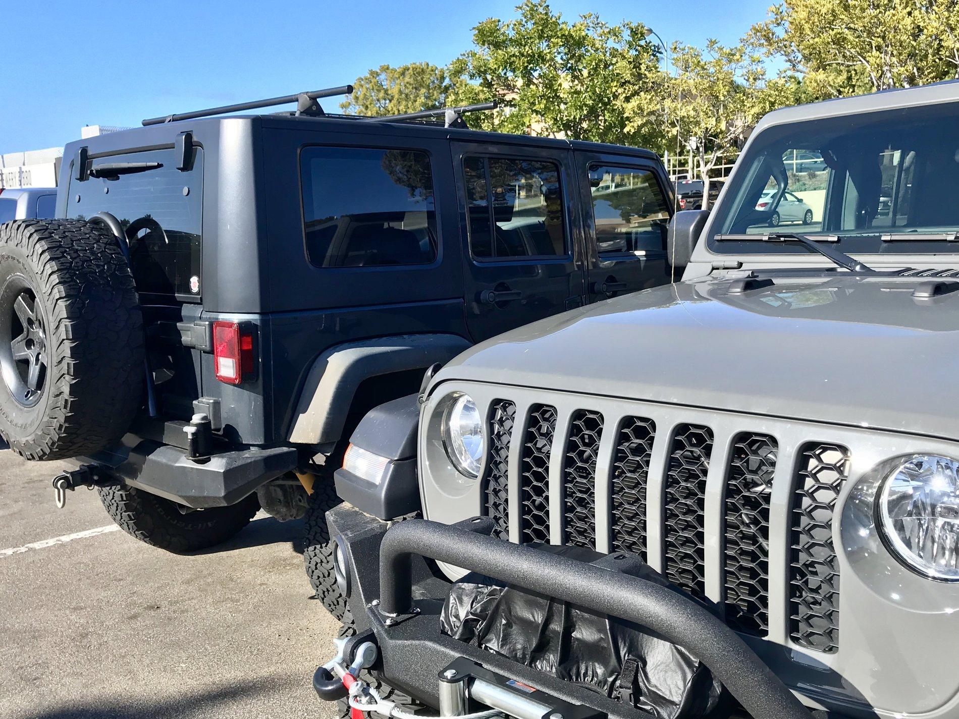 Jeep Gladiator Jeeps Parking Next To Jeeps BAFC8DA4-EA14-4905-8A2C-882418CB0230