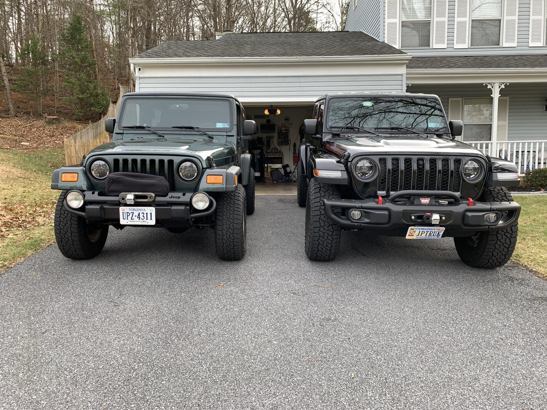 Jeep Gladiator Jeeps Parking Next To Jeeps 99E08FC3-25B5-4BAC-BC41-DD07CA56F4DC