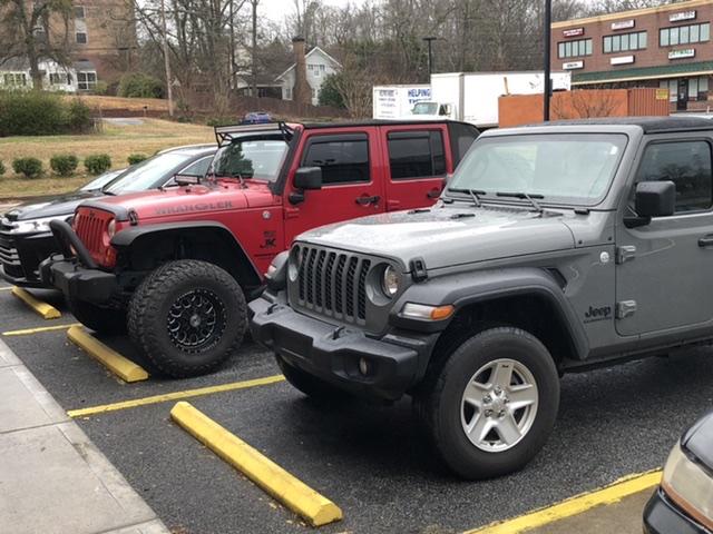 Jeep Gladiator Jeeps Parking Next To Jeeps E4F5F74B-304C-4695-B7C6-8C5D33DF2EEF