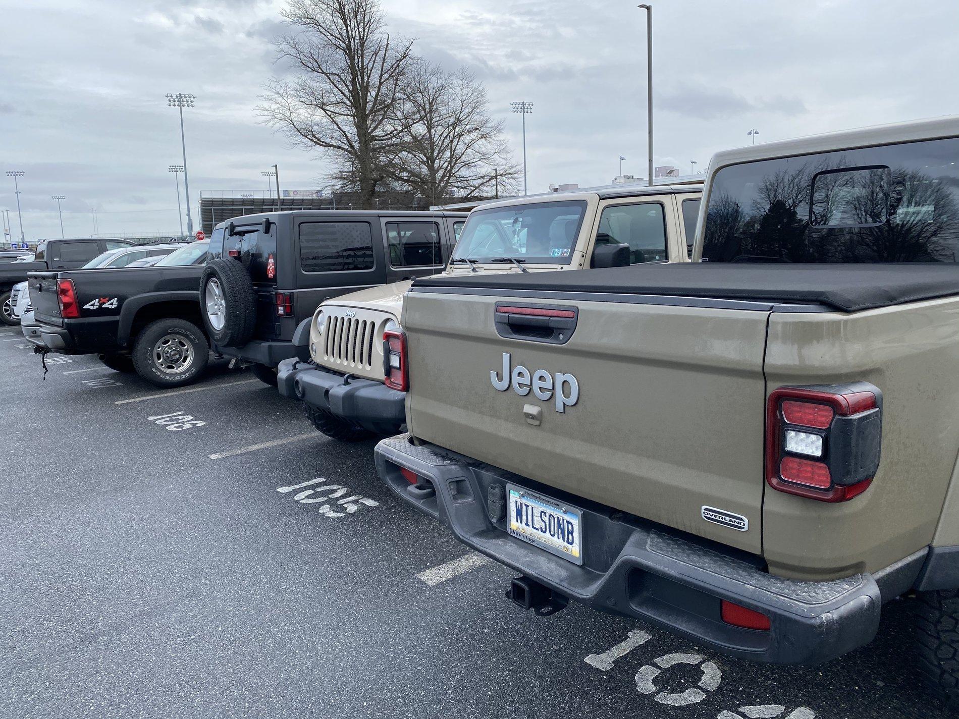 Jeep Gladiator Jeeps Parking Next To Jeeps 85DB5082-7EA3-4999-932E-AAFC0F18BB4B