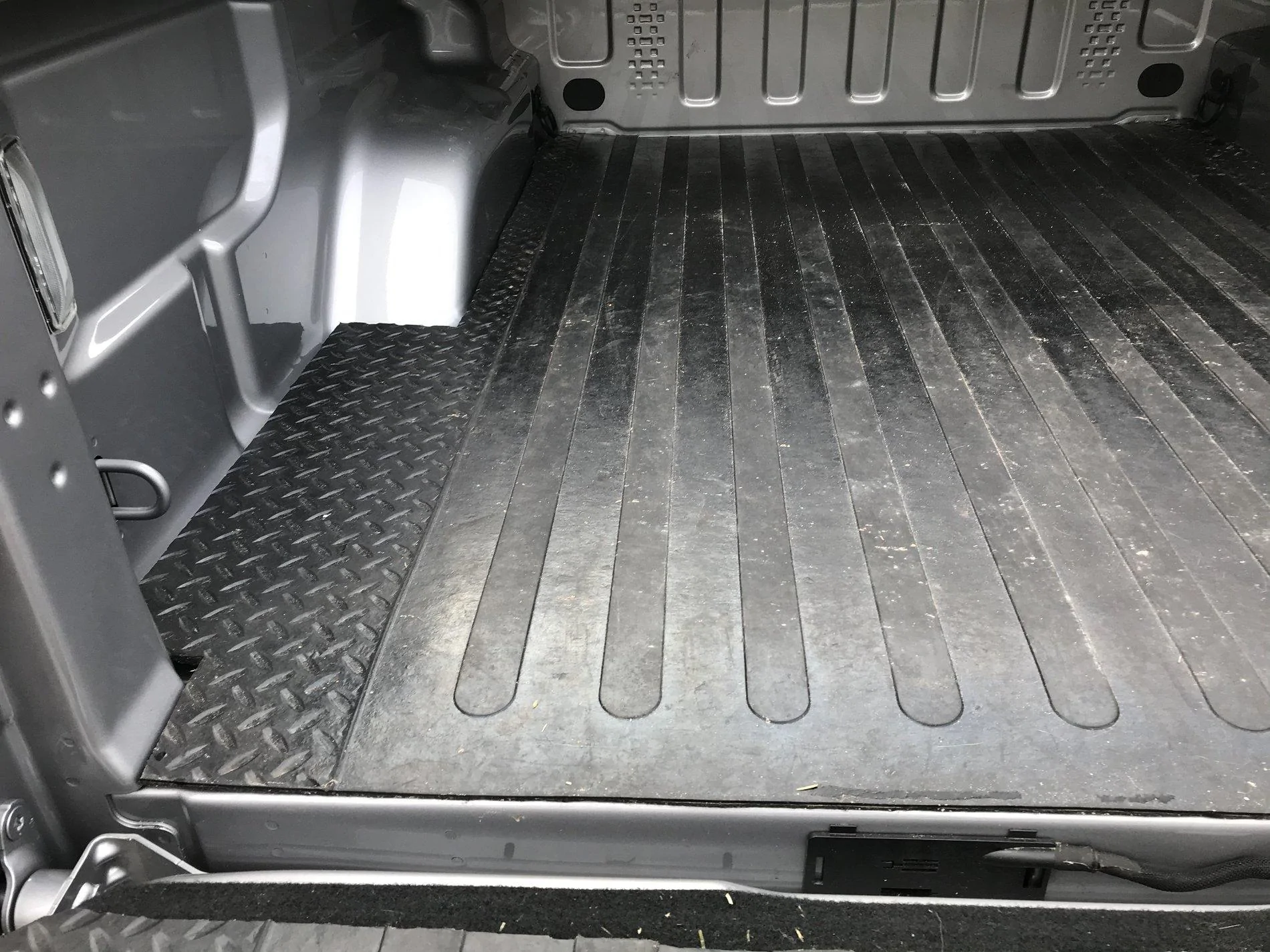Jeep Gladiator Truck bed mat for Gladiator, rubber? 5572384F-71E8-41EA-86D8-C408F2126400