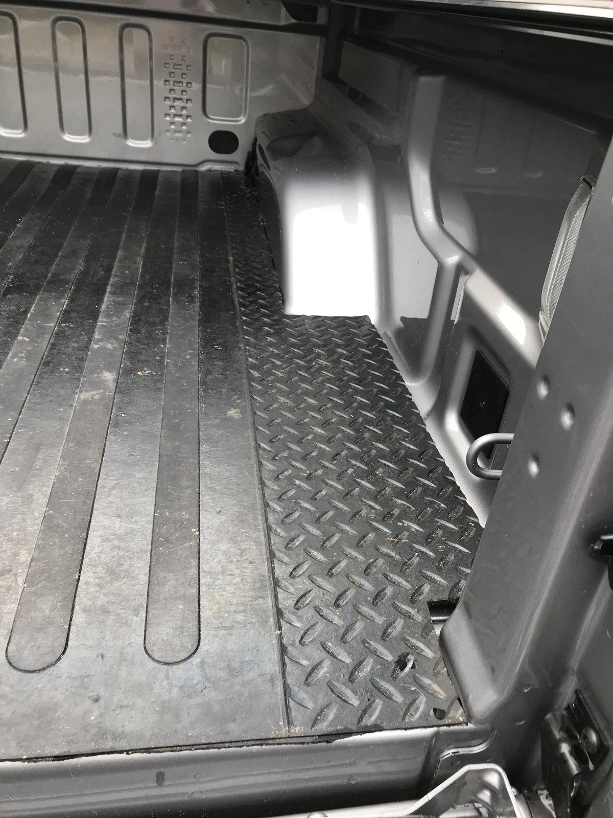 Jeep Gladiator Truck bed mat for Gladiator, rubber? 8EEEFF97-F63C-4FD2-A601-698EA78C3FD4