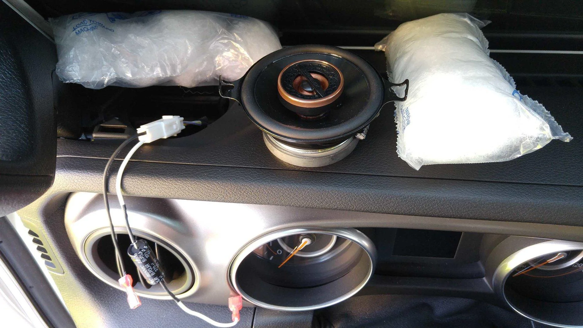 Jeep Gladiator Does the upgraded Alpine system include a subwoofer? front_speaker2