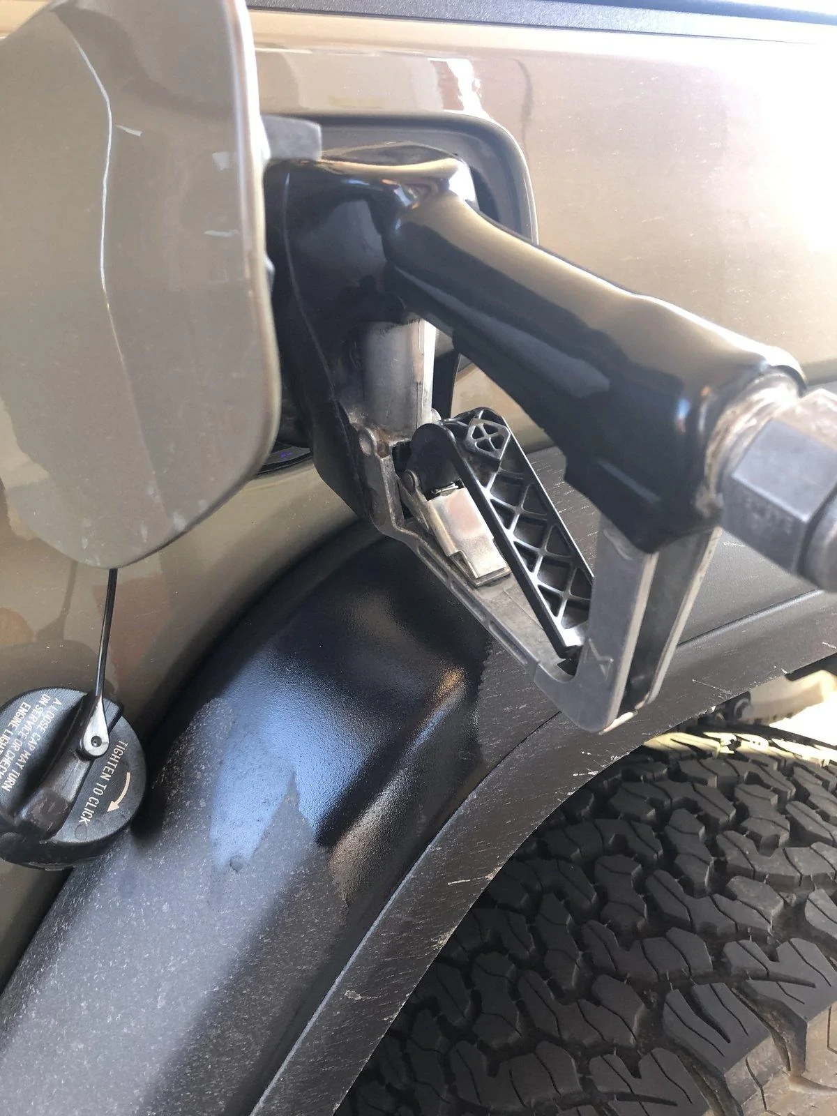 Jeep Gladiator Gladiator fuel overflowing. 41852D06-4990-48EA-9D95-0CC910D97BE6