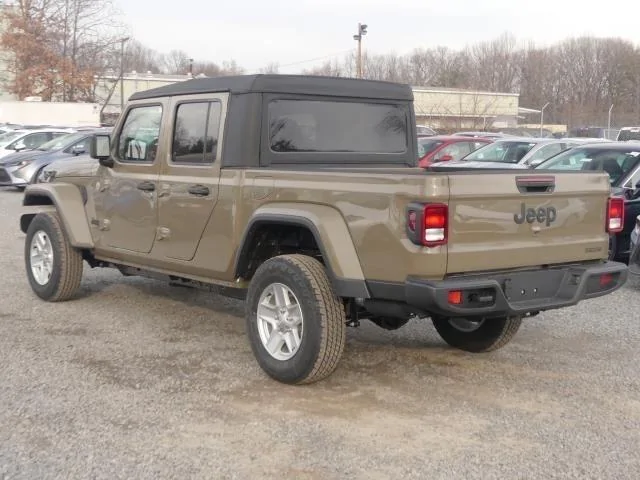Jeep Gladiator Body color fenders available for Sport! IMG_0896