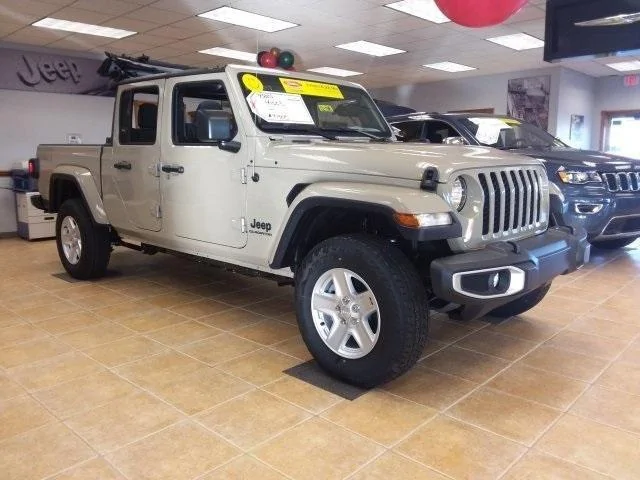Jeep Gladiator Body color fenders available for Sport! IMG_0921