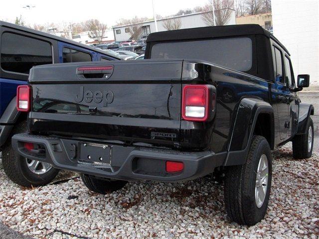 Jeep Gladiator Body color fenders available for Sport! IMG_0931.JPG