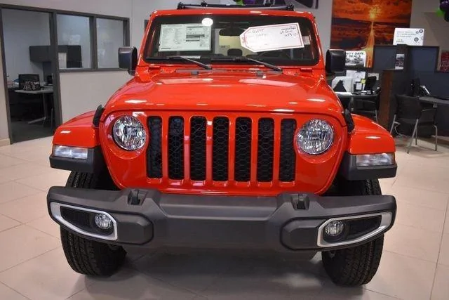 Jeep Gladiator Body color fenders available for Sport! IMG_0942