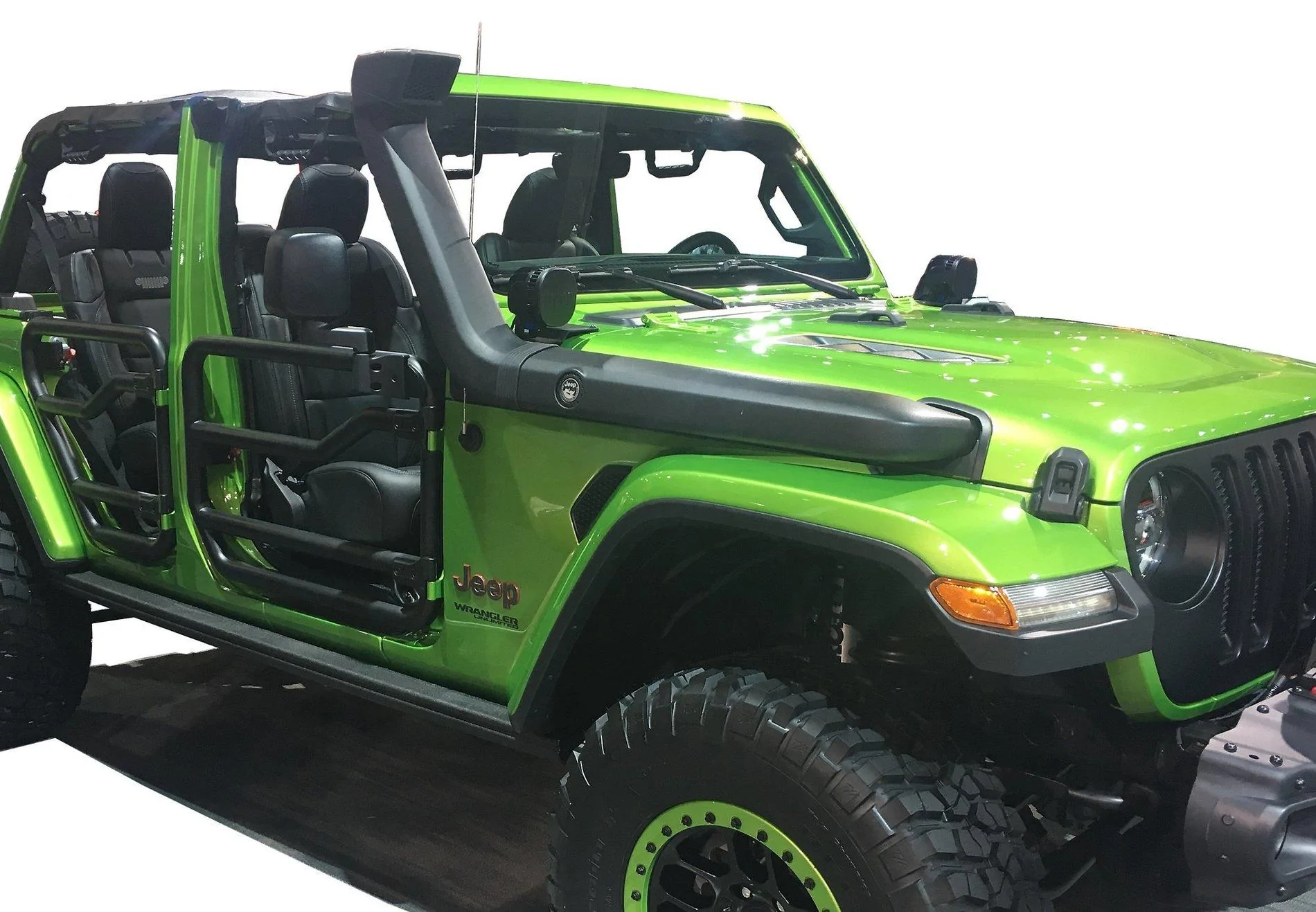 Jeep Gladiator Snorkels Mopar_Snorkel_Installed_1
