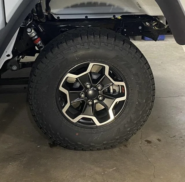 Jeep Gladiator Rubicon polished black wheels w/AT’s 67C1E6AB-B132-4895-9A1A-34F466621369
