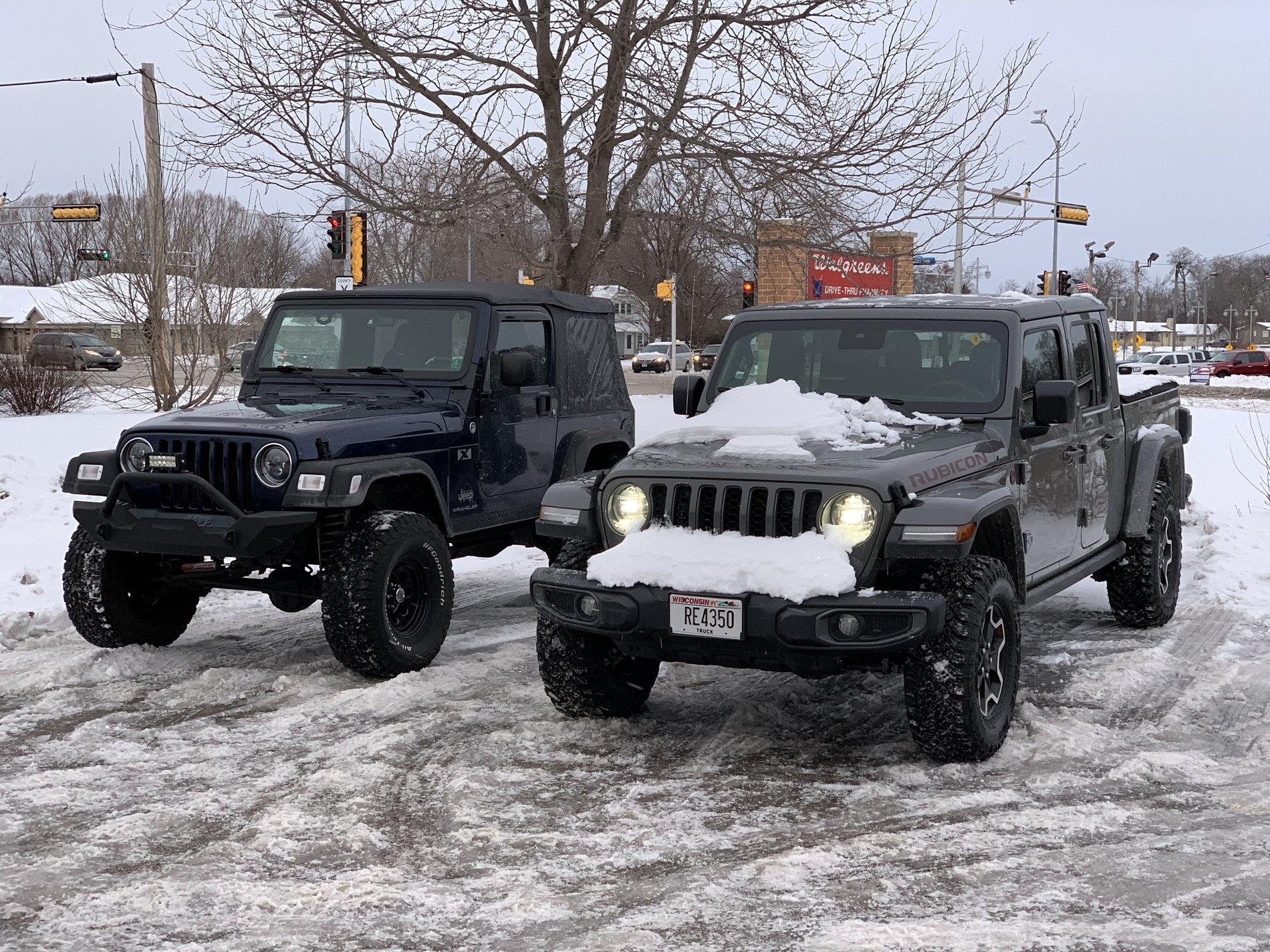 Jeep Gladiator Jeeps Parking Next To Jeeps E9102759-DC1E-40F6-B411-17AE93E7F0C0